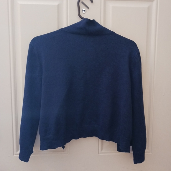 Lady shrug - Picture 2 of 2